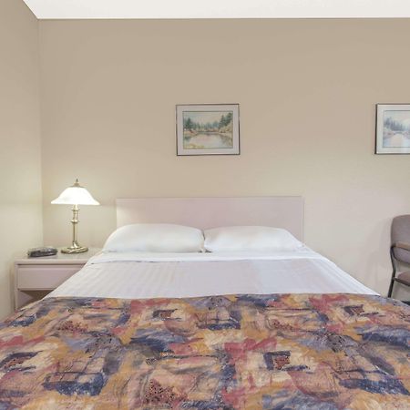 Super 8 By Wyndham Golden Hotel Ngoại thất bức ảnh