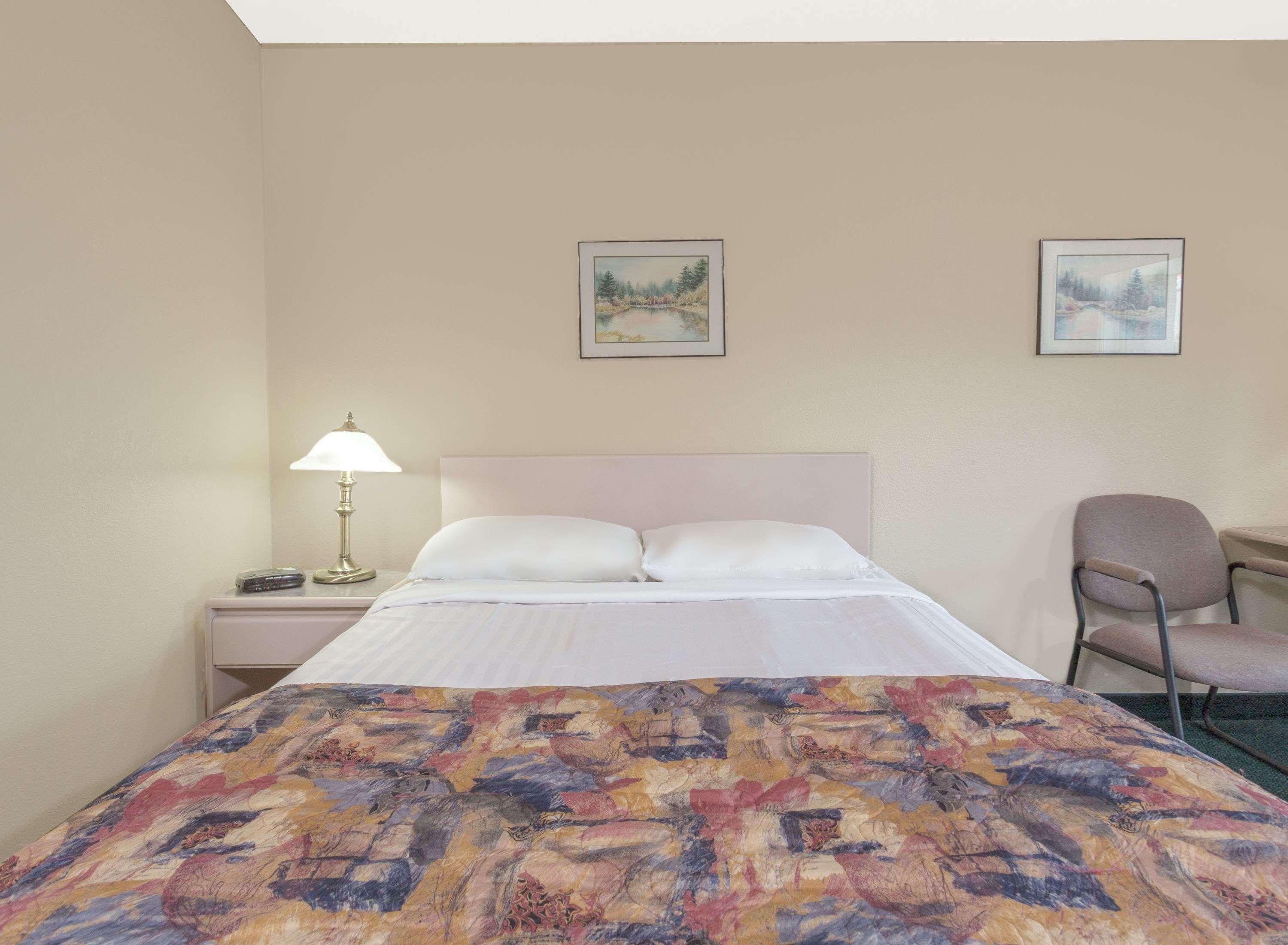 Super 8 By Wyndham Golden Hotel Ngoại thất bức ảnh